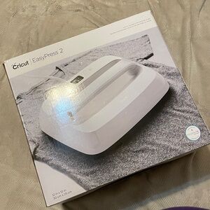 Cricut EasyPress 2 in White and Gray
